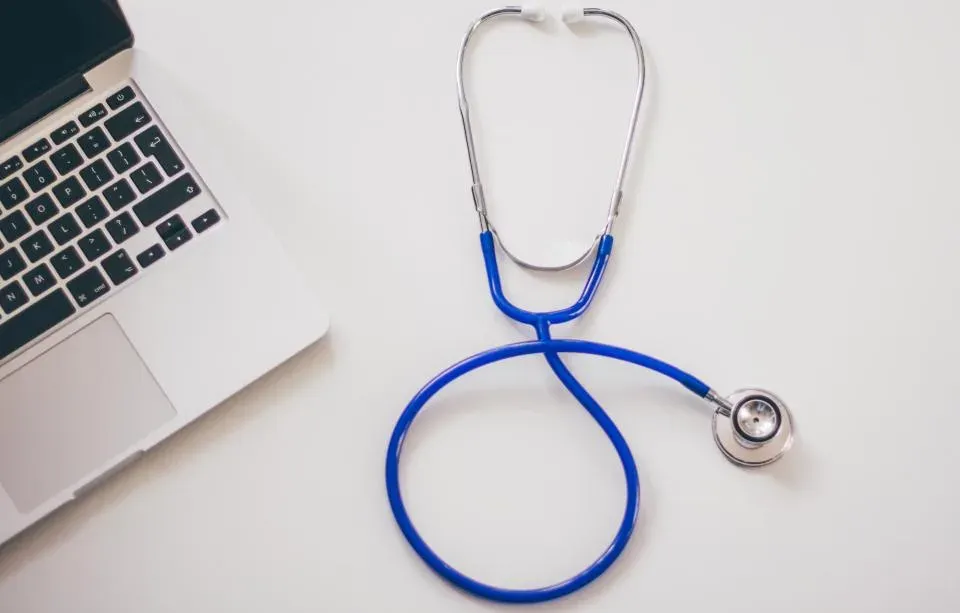 Stéthoscope posé à côté d’un ordinateur portable