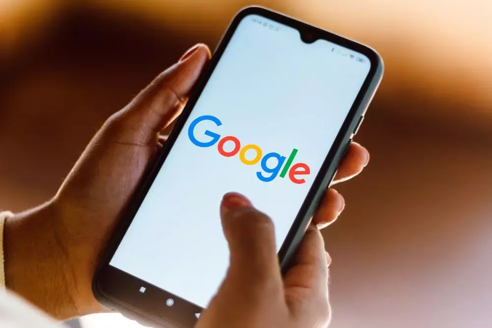 Smartphone affichant la page d’accueil de Google
