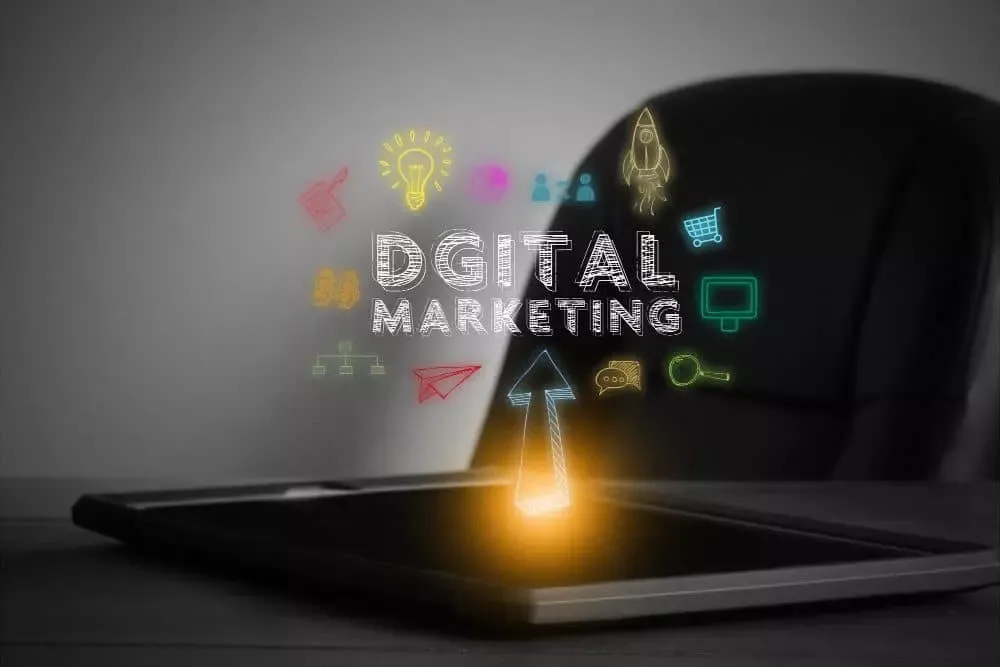 Ordinateur portable projetant des icônes de marketing digital