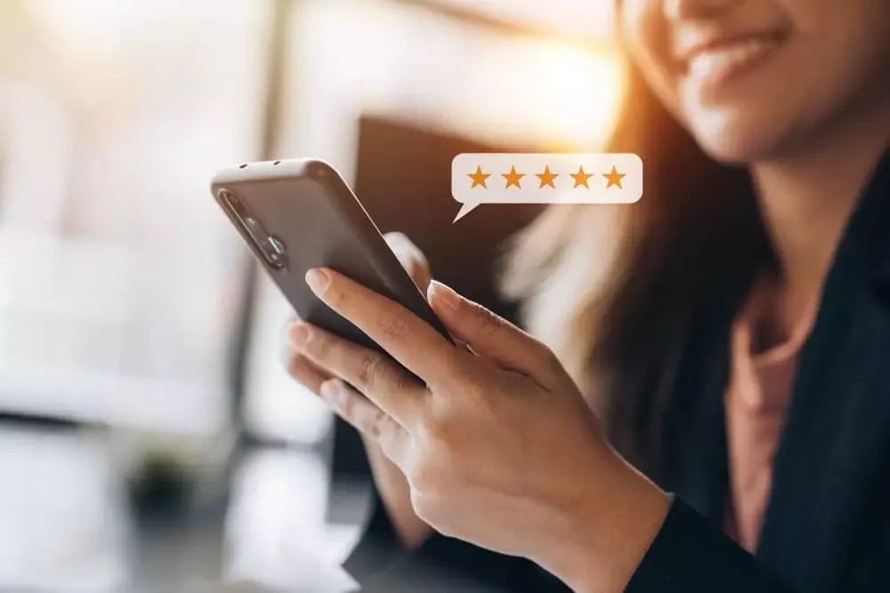 Patiente laissant un avis cinq étoiles depuis son smartphone