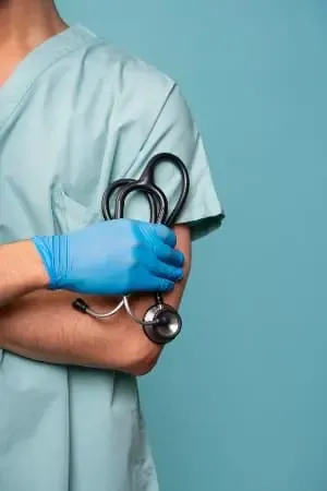 Soignant en tenue médicale tenant un stéthoscope